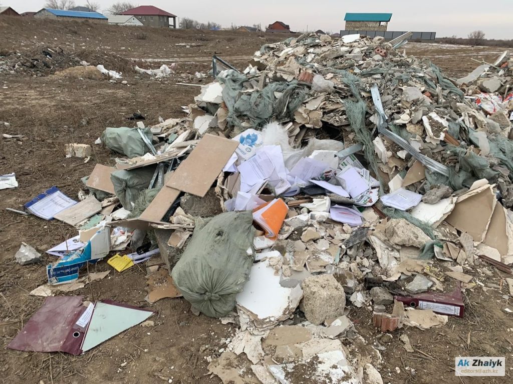 На свалке в Атырау обнаружены паспорта, удостоверения и другие документы