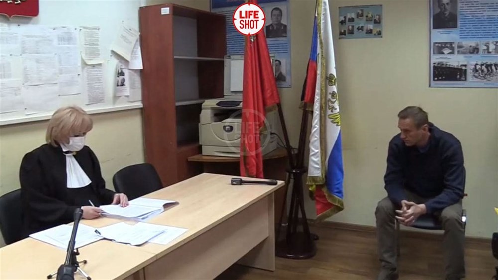 Суд над Навальным идет прямо в отделении полиции