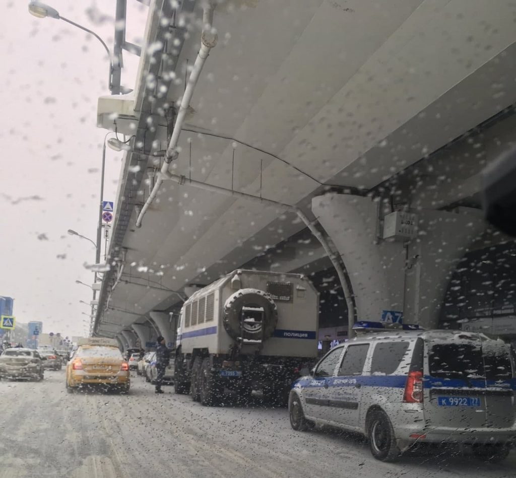 Навального встречают более 100 полицейских в аэропорту