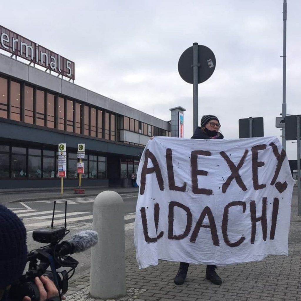 Навального встречают более 100 полицейских в аэропорту