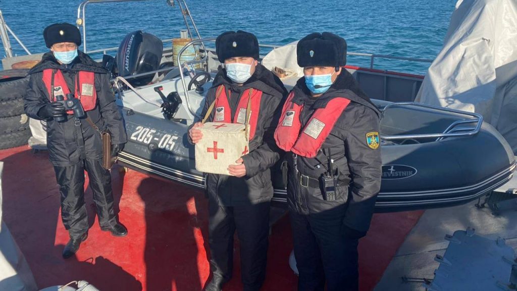 Гражданина Турции спасли казахстанские моряки-пограничники