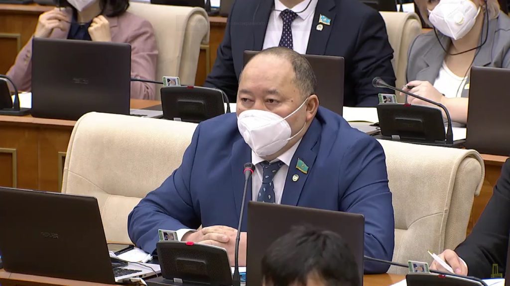 Депутат министру: Отвечайте на казахском языке