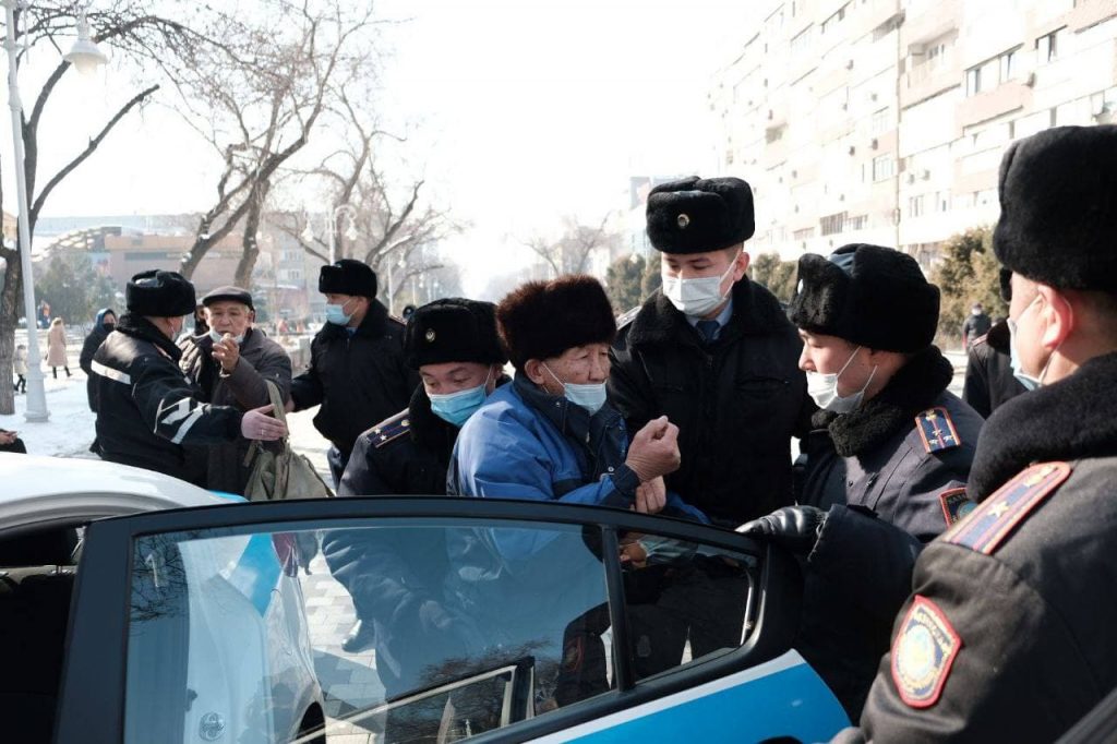 «Руки прочь от казахской земли»: как прошли протесты по всему Казахстану