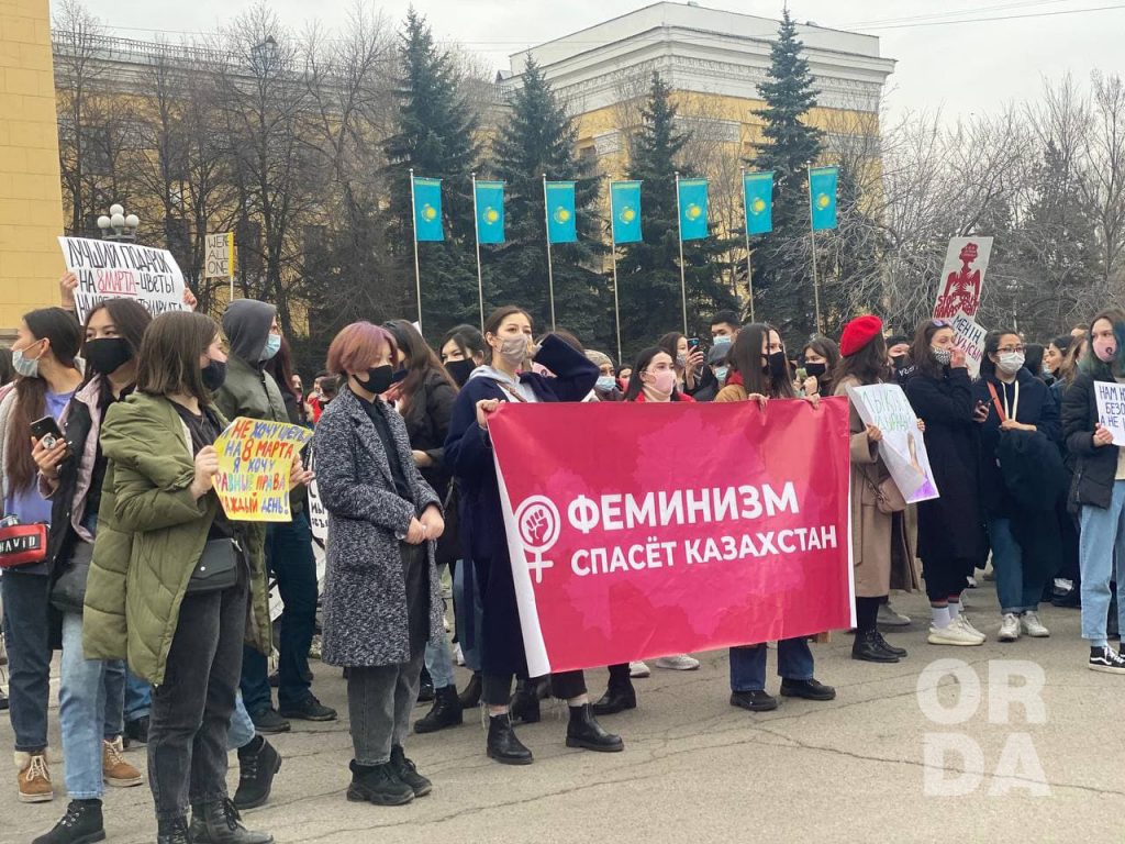 Задержания за переодевание: Как прошел женский марш в Алматы