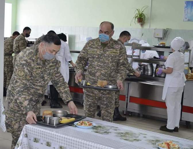 После критики Orda.kz генералы ели из одного котла с солдатами