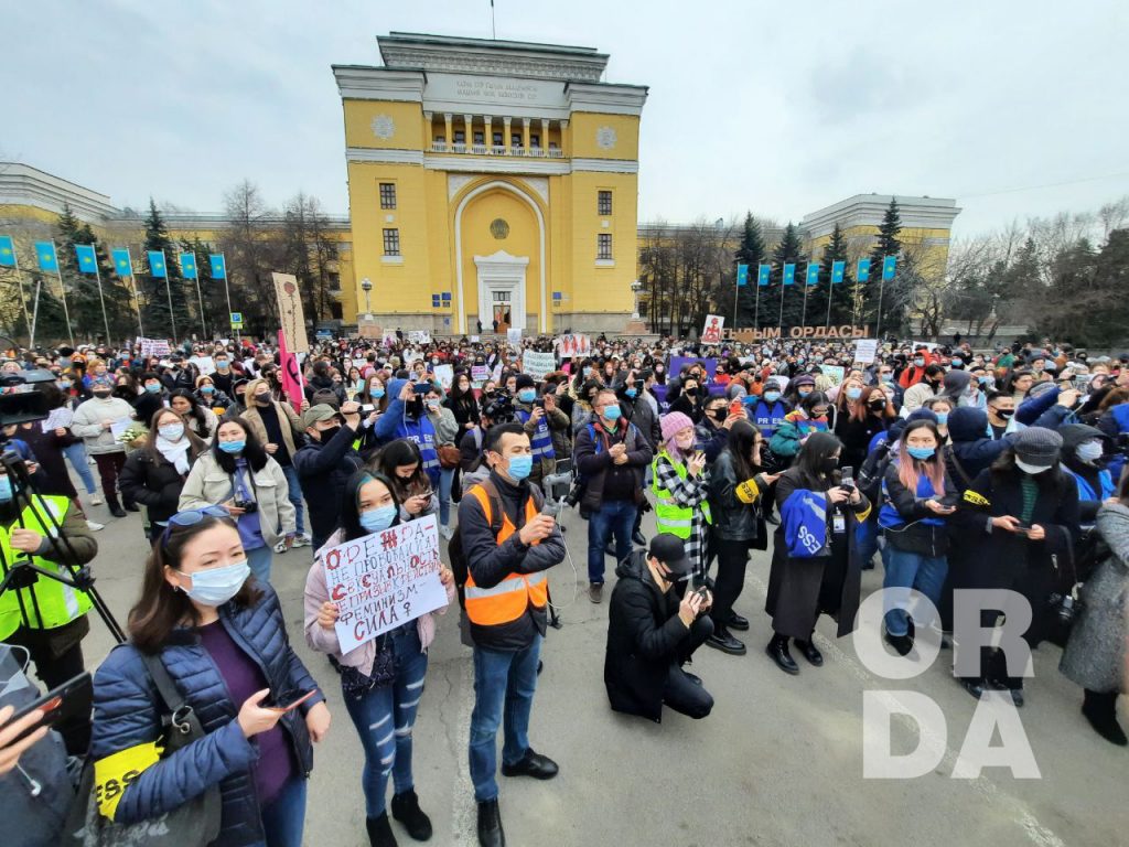 Задержания за переодевание: Как прошел женский марш в Алматы
