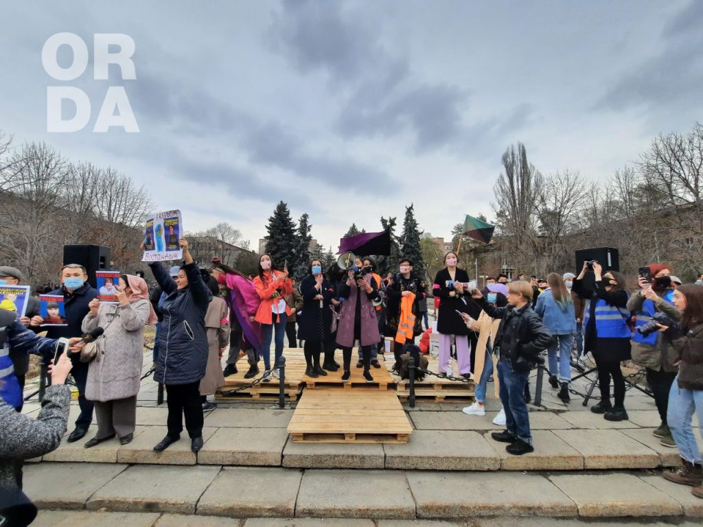 Задержания за переодевание: Как прошел женский марш в Алматы