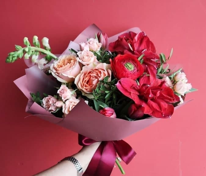 Токаев поздравил педагога из Алматинской области с 8 Марта