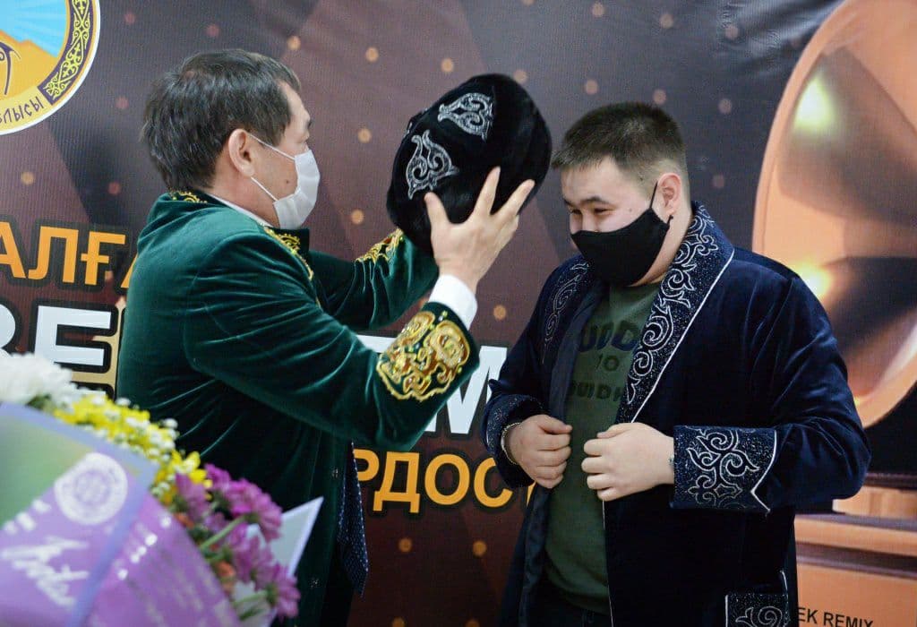 Премию от акима Imanbek отдал на благотворительность