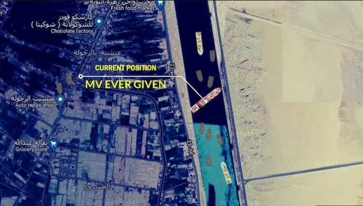 Поперек Суэцкого канала застрял контейнеровоз, перегородив весь фарватер