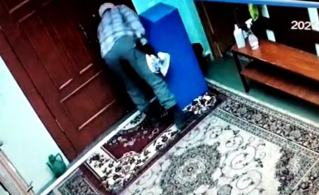 Мужчина хотел украсть ящик с пожертвованиями из мечети