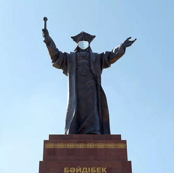 На памятник Турару Рыскулову в Шымкенте надели маску