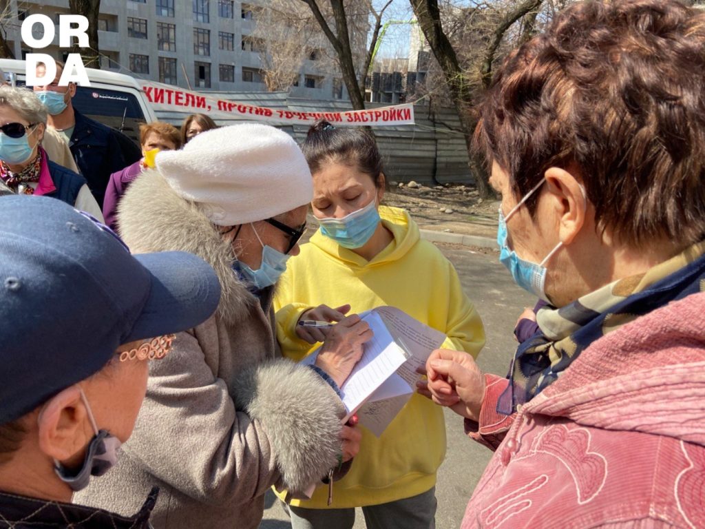 Алматинцам обещали вернуть двор, а документов нет