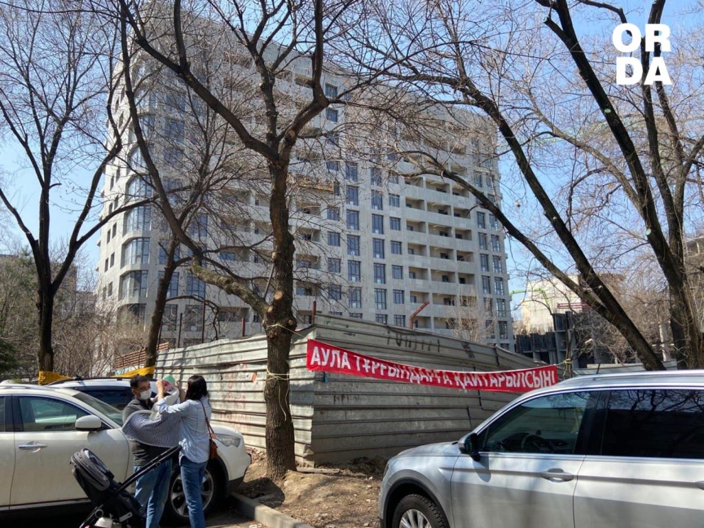 Алматинцам обещали вернуть двор, а документов нет