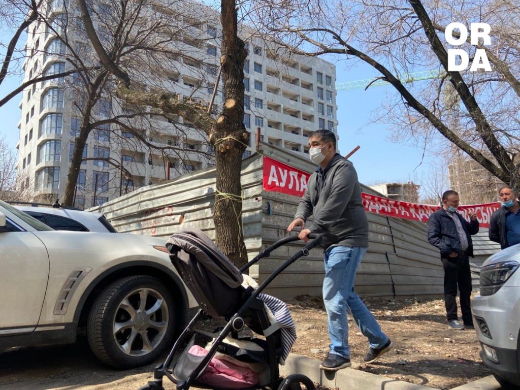 Алматинцам обещали вернуть двор, а документов нет