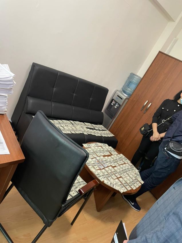 10 тысяч долларов вместо миллионов: названа официальная сумма, изъятая у судьи