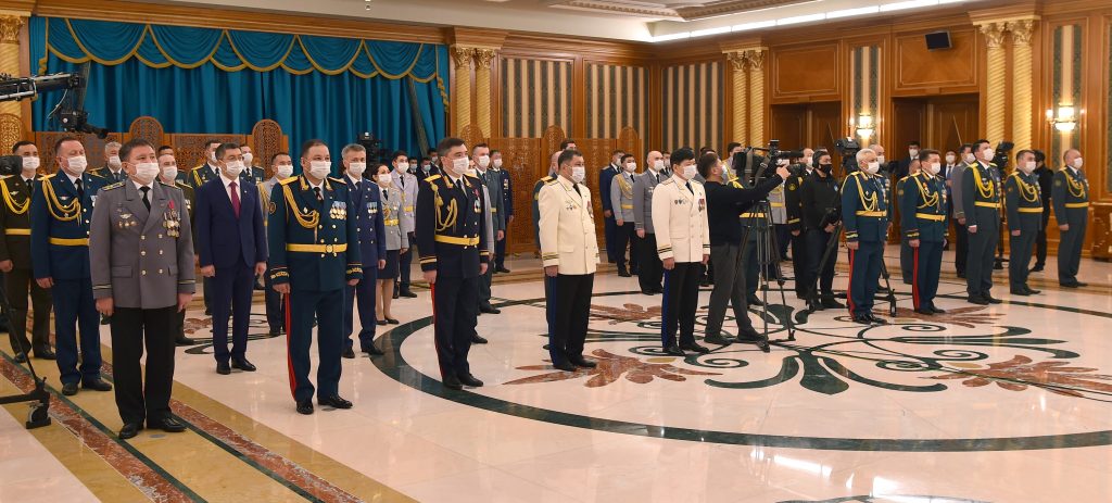 Токаев наградил военнослужащих и сотрудников правоохранительных органов
