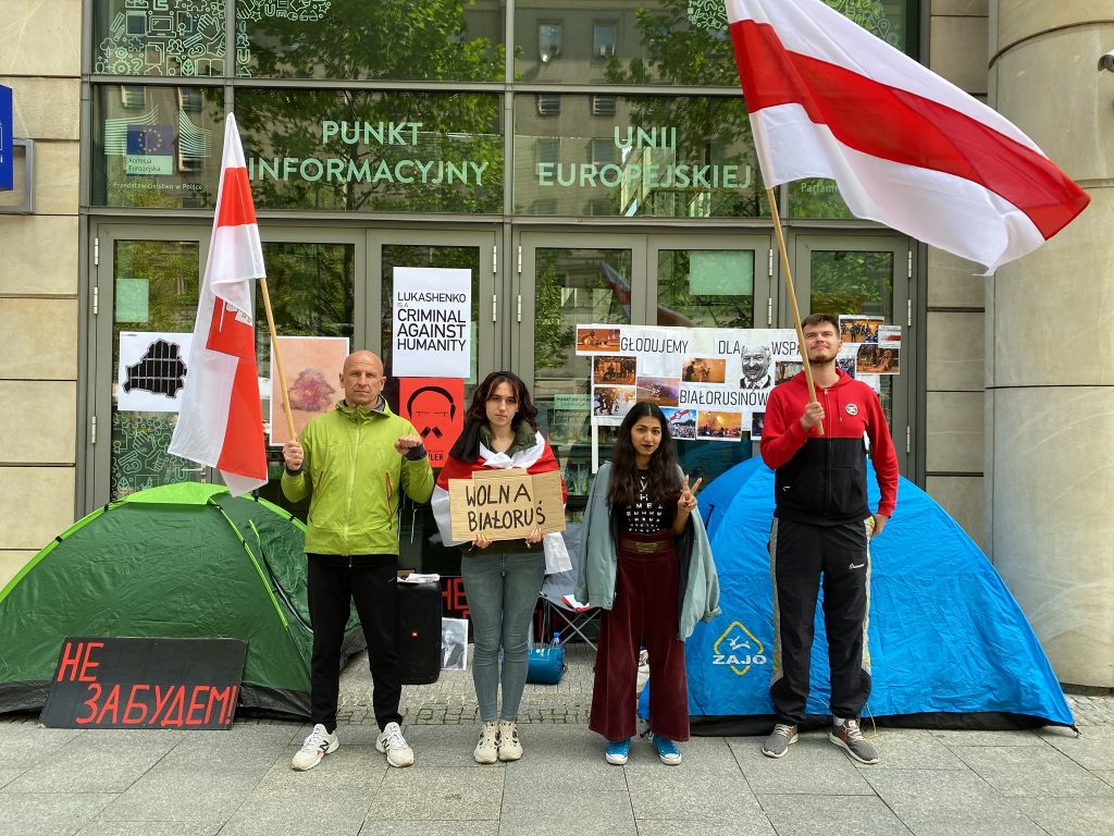 Белорусы голодают в Варшаве и требуют санкции против своей страны