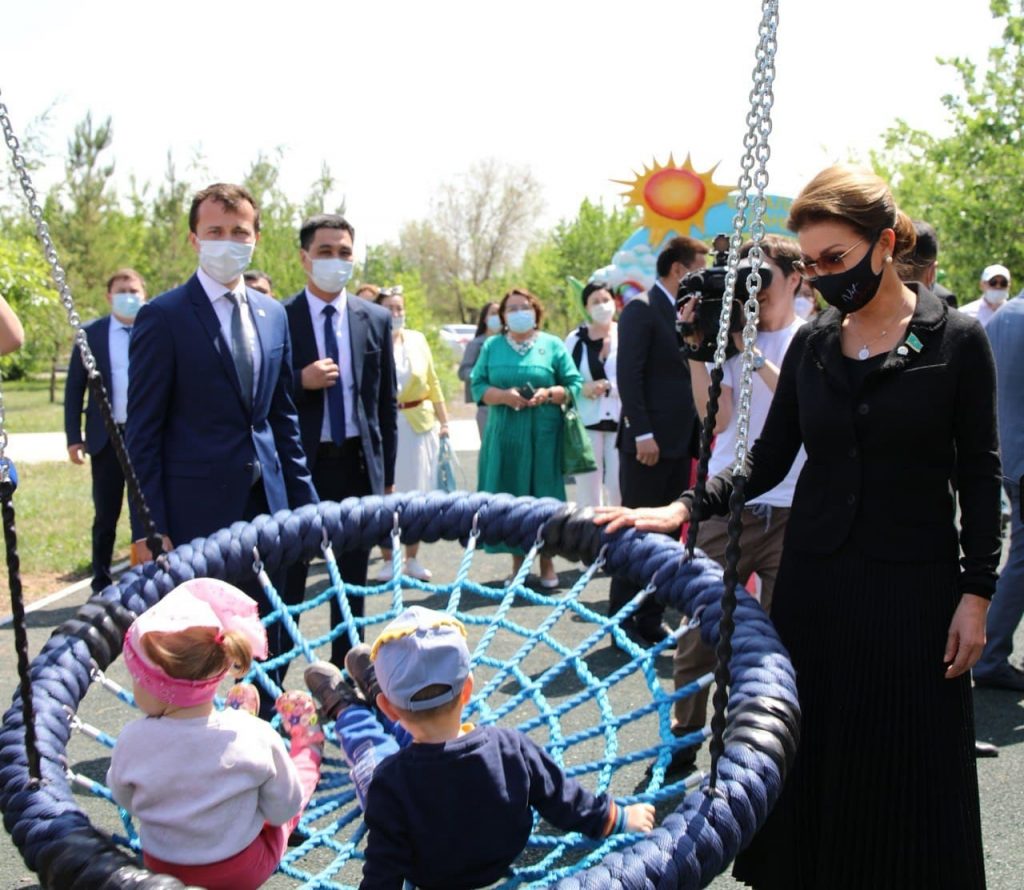 Дарига Назарбаева бросила мяч в новом парке Нур-Султана