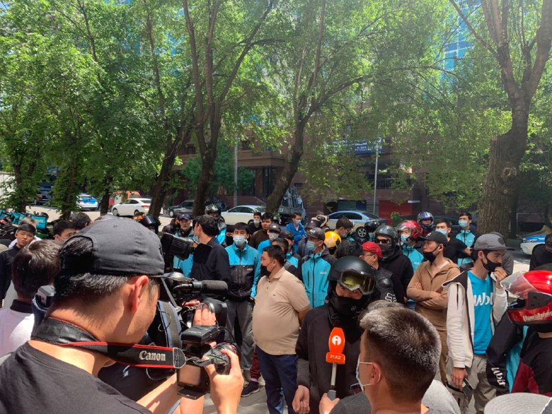 Курьеры Wolt снова вышли на забастовку. Митинг в Алматы