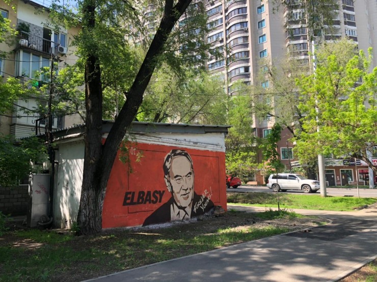 В Алматы неизвестные художники нарисовали мурал с Елбасы