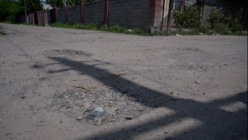 Без воды, света и дороги живут в 15 км от Алматы