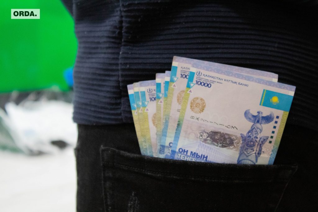 Так ли мала зарплата у госслужащих Казахстана