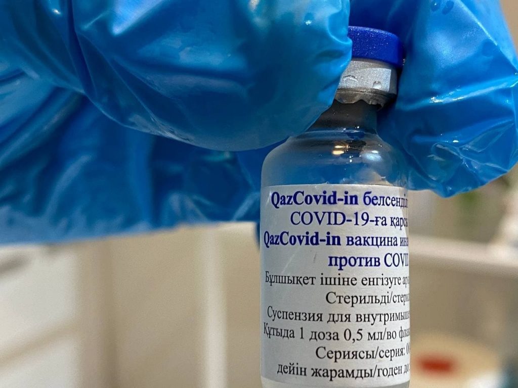 QazVac не хватает на всех желающих получить прививку