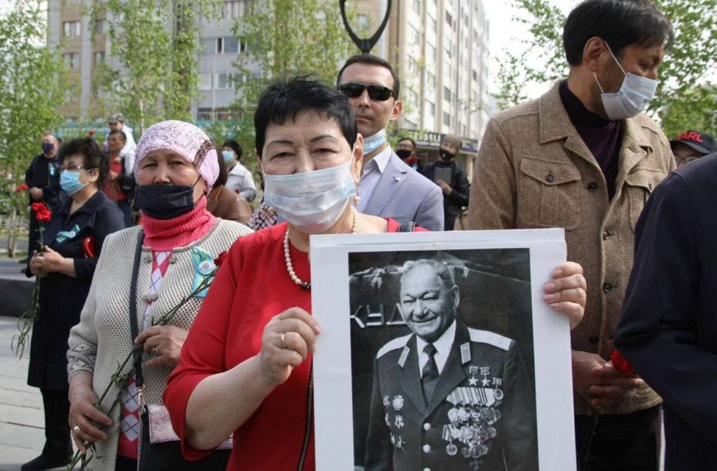 В столице установили памятник легендарному летчику Талгату Бегельдинову
