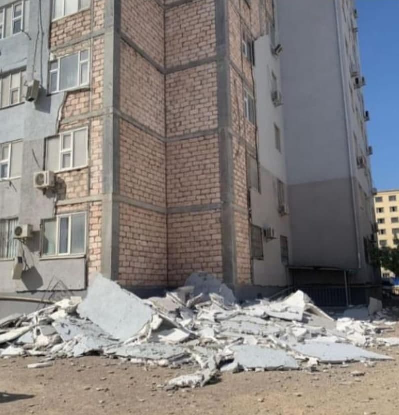 В Актау обрушившаяся обшивка многоэтажки повредила газопровод