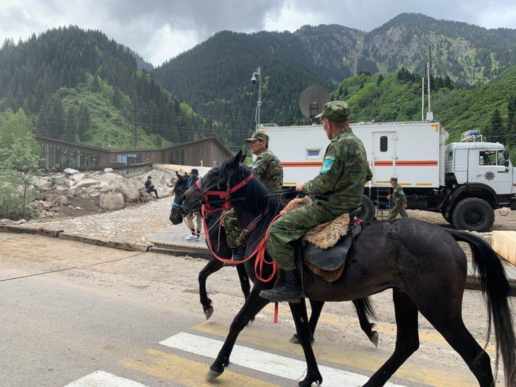 Пожарные тушили условный пожар в горах Алматы