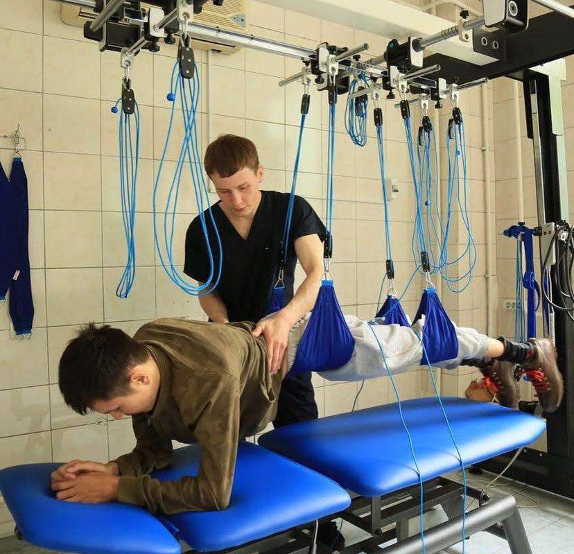 Алматинец на коляске помогает людям с инвалидностью