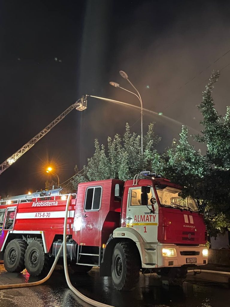 Кафе горело в Алматы ночью