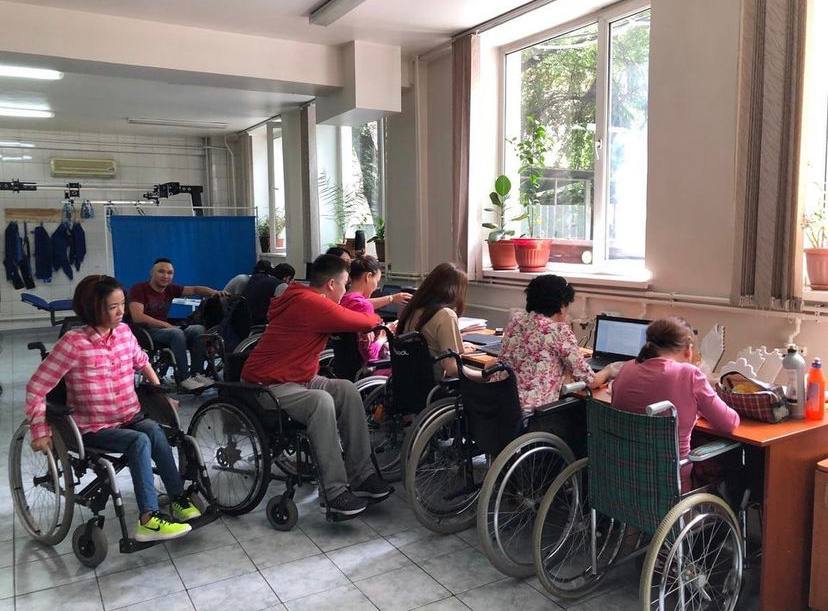 Алматинец на коляске помогает людям с инвалидностью