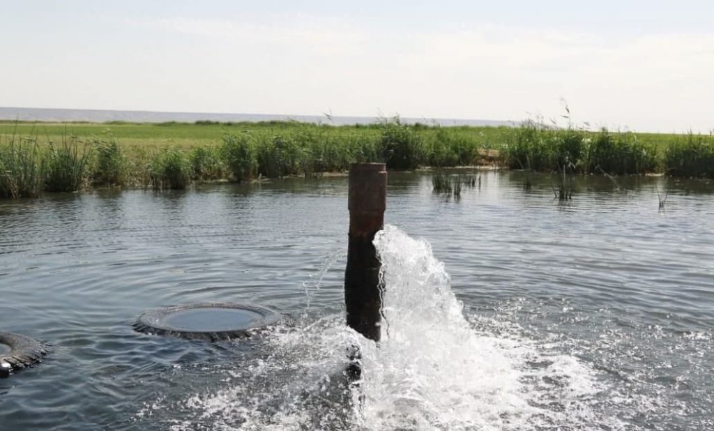 В Атырауской области вода уходит буквально в песок