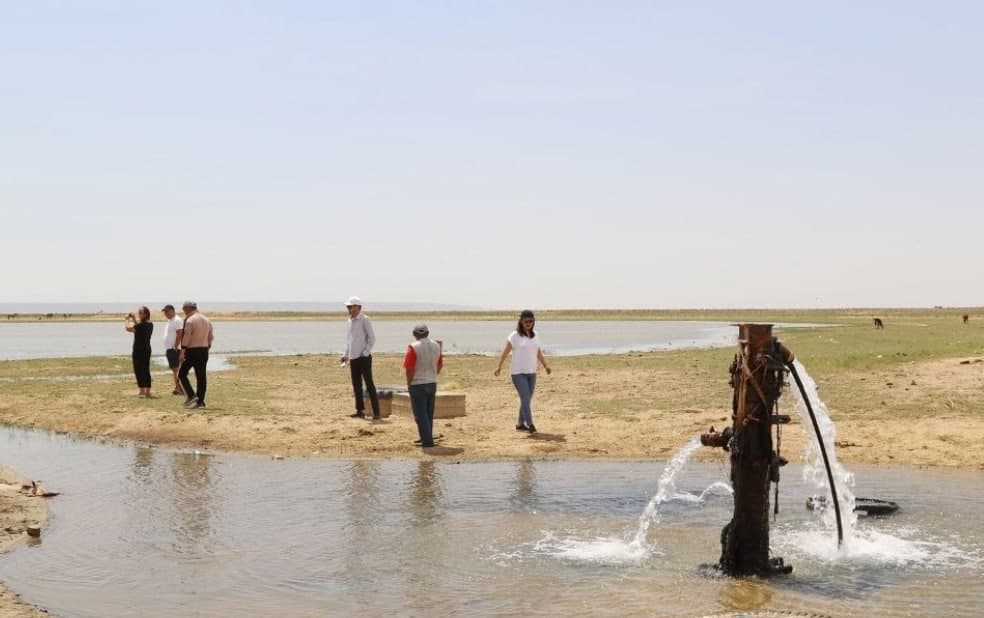 В Атырауской области вода уходит буквально в песок