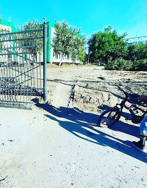 На ребёнка упал металлический забор в Темиртау