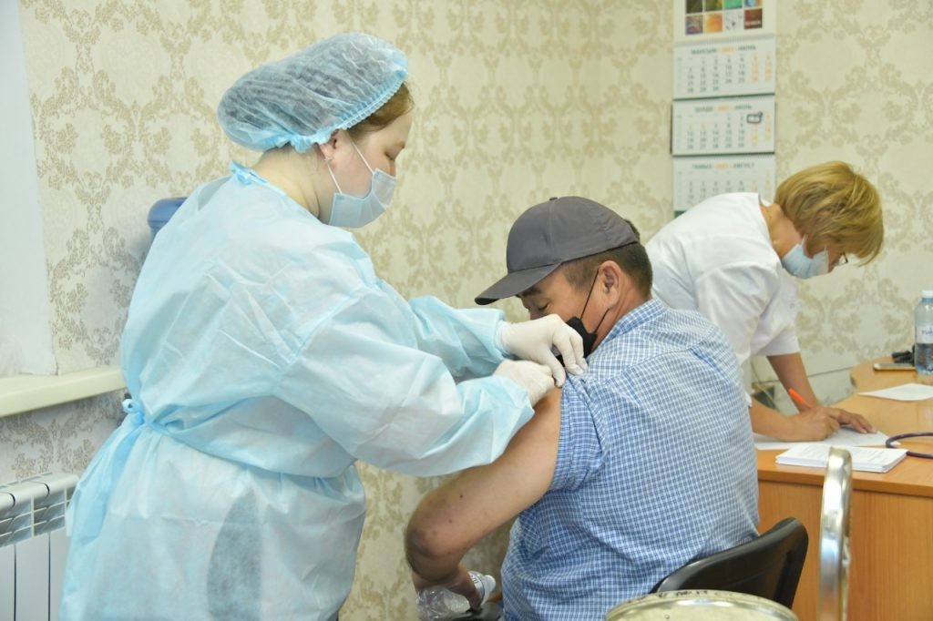 Вакцинация в Нур-Султане: чем завлекают студентов и почему