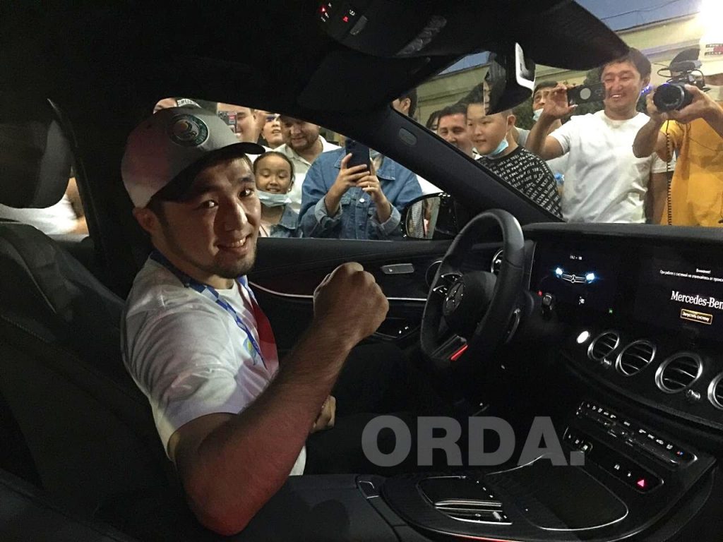 Бронзовый призёр Олимпийских игр Елдос Сметов прибыл в Казахстан