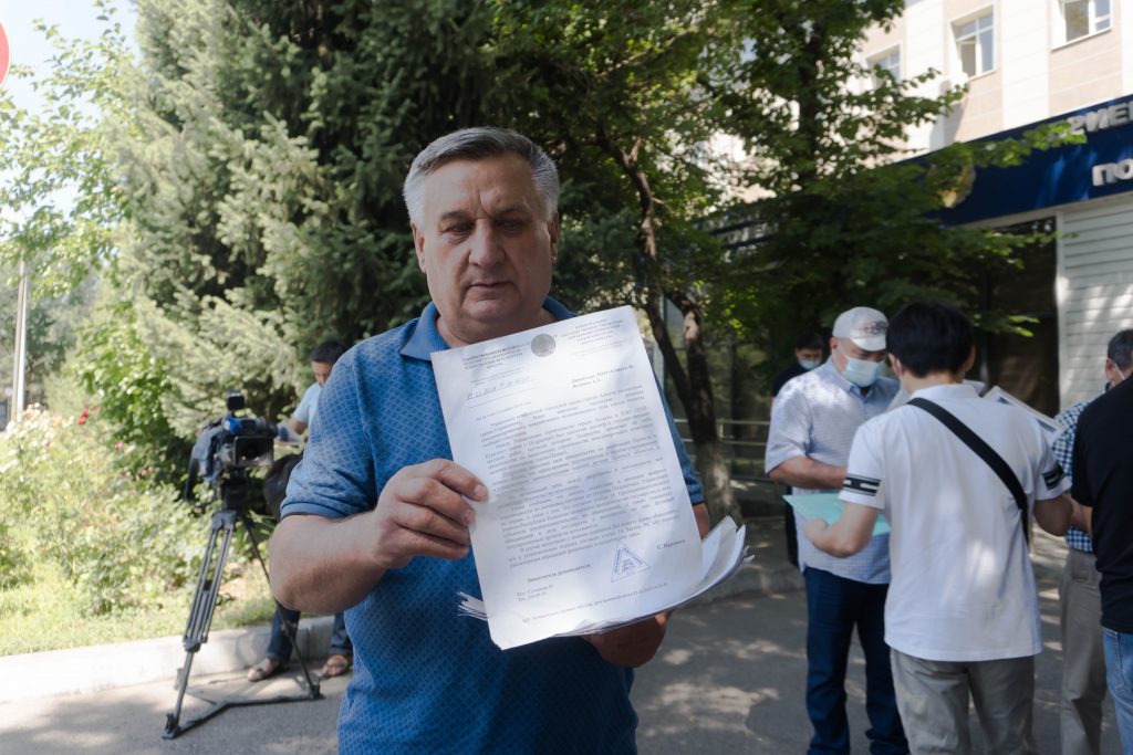 "11 лет ждем зарплату": строители лыжных трамплинов в Алматы устроили пикет у здания полиции