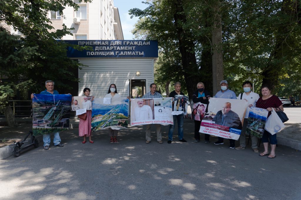 "11 лет ждем зарплату": строители лыжных трамплинов в Алматы устроили пикет у здания полиции