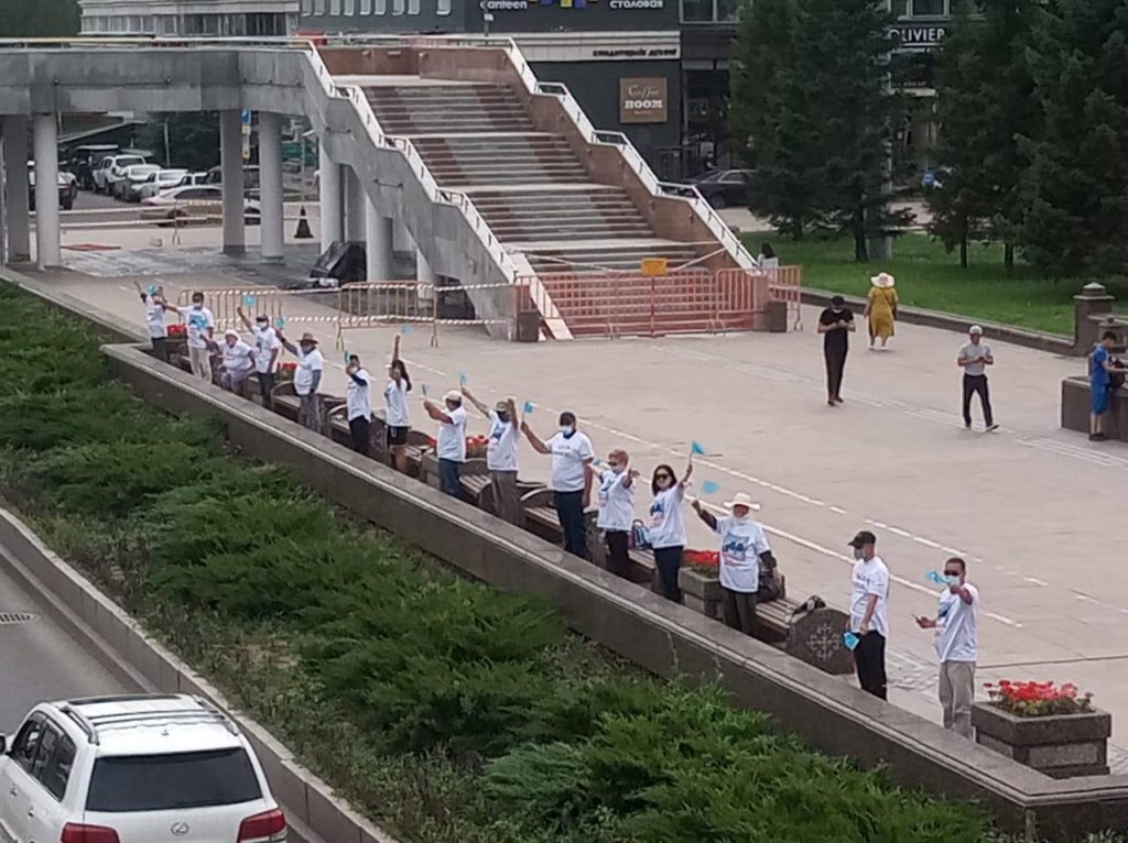 Астанчане просят помощи у Токаева в центре столицы