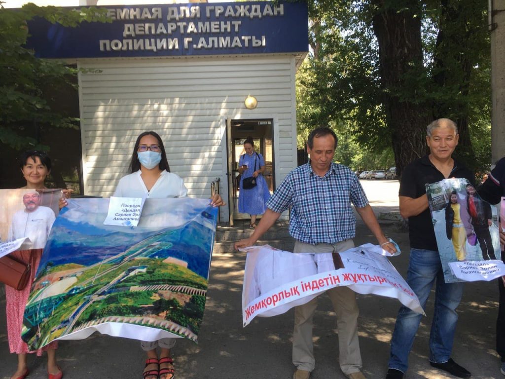 "11 лет ждем зарплату": строители лыжных трамплинов в Алматы устроили пикет у здания полиции