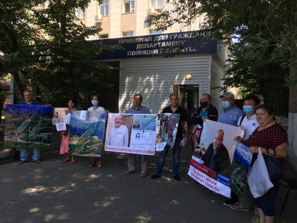 "11 лет ждем зарплату": строители лыжных трамплинов в Алматы устроили пикет у здания полиции