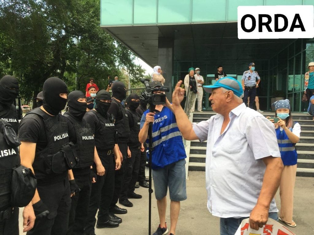 Активисты Демпартии вышли на митинг в Алматы. Live