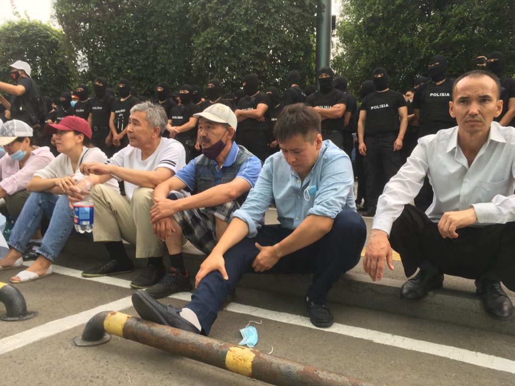 Активисты Демпартии вышли на митинг в Алматы. Live
