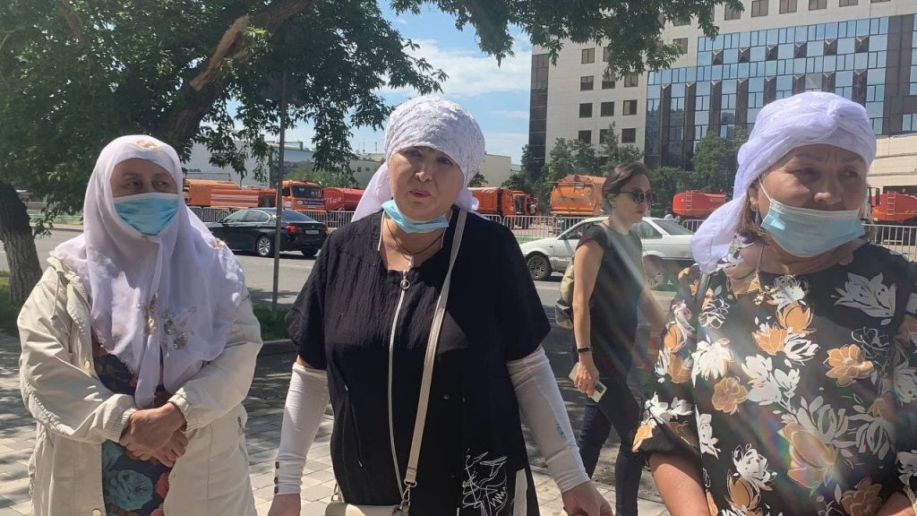 В Нур-Султане и Алматы у акиматов перекрыли дорогу