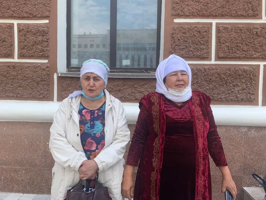 В Нур-Султане и Алматы у акиматов перекрыли дорогу