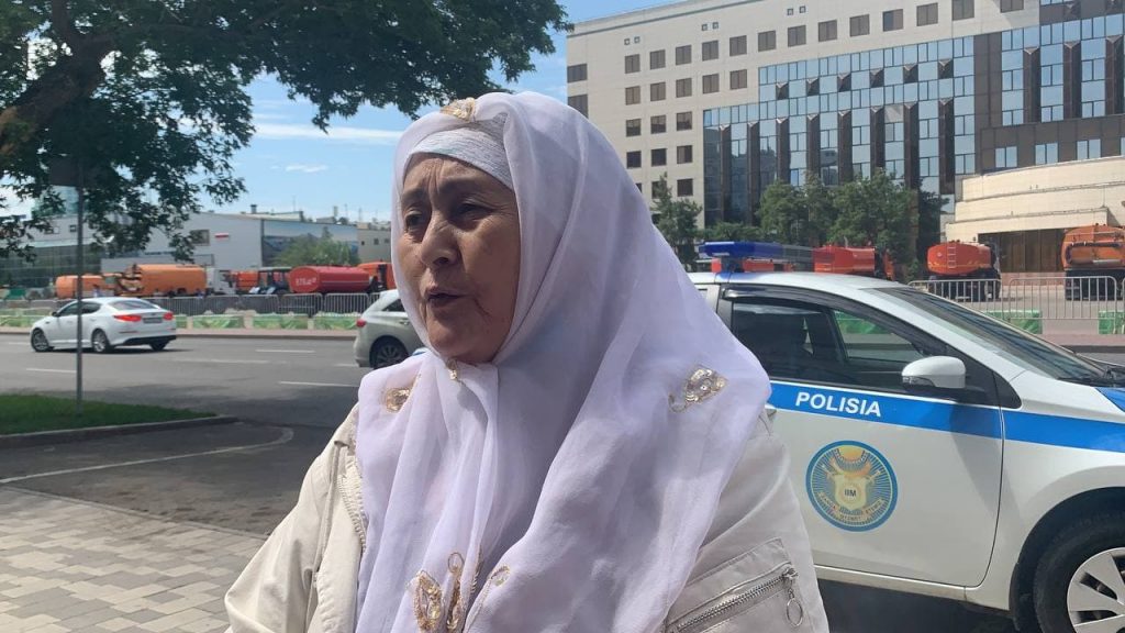 В Нур-Султане и Алматы у акиматов перекрыли дорогу