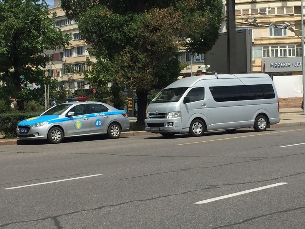 В Нур-Султане и Алматы у акиматов перекрыли дорогу